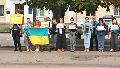 «Ми досі чекаємо наших героїв вдома». Хмельничани вийшли на майдан Незалежності