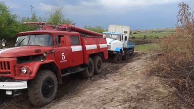 Рятувальники витягали автівки, що застрягли на розмитій дорозі в Запорізькій області