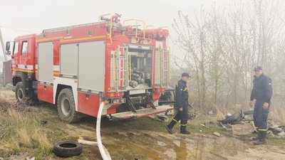 У Тернополі вздовж річки Серет понад 4 години гасили пожежу. Горів очерет