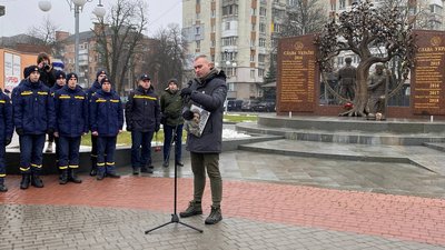 Квітами та молитвою: у Черкасах вшанували пам'ять полеглих "кіборгів" Квітами та молитвою: у Черкасах вшанували пам'ять полеглих "кіборгів"