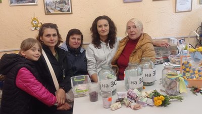 "Квіти для лицарів" – у Малині на Житомирщині на благодійному квітковому ярмарку збирали гроші для ЗСУ "Квіти для лицарів" – у Малині на Житомирщині на благодійному квітковому ярмарку збирали гроші для ЗСУ