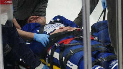 У НХЛ капітана "Торонто Мейпл Ліфс" госпіталізували після жорсткого зіткнення: відео