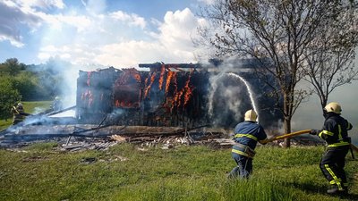 На Закарпатті згорів дерев'яний будинок