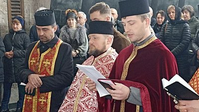 Священник Іван Добротюк на похороні бійця, Тернопіль, 4 квітня, 2024 Священник Іван Добротюк на похороні бійця, Тернопіль, 4 квітня, 2024