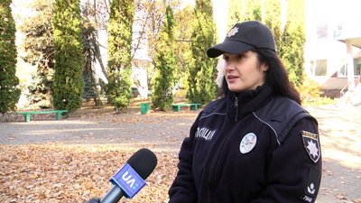 У Житомирі мешканці багатоповерхівки скаржаться на сусіда, який збирає сміття в квартирі У Житомирі мешканці багатоповерхівки скаржаться на сусіда, який збирає сміття в квартирі