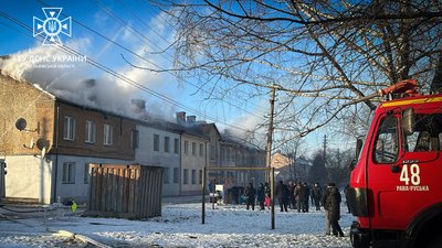 Пожежу гасили три години