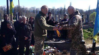 На Закарпатті попрощалися із полеглим захисником Віталієм Чонкою На Закарпатті попрощалися із полеглим захисником Віталієм Чонкою