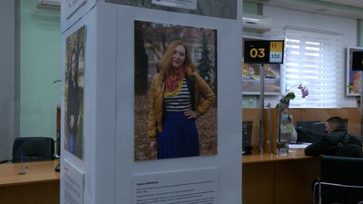 У ЦНАПі Івано-Франківська презентували фотовиставку “Портрет мами”