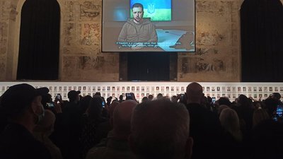 На Венеціанській Бієнале 97-річна біженка прочитала вірш від імені загиблого українського солдата