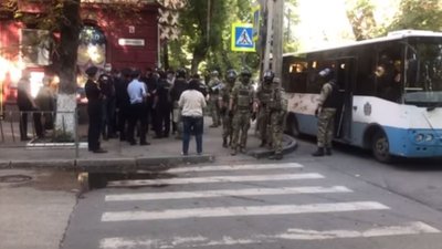 Біля будівлі ФСБ в окупованому Сімферополі затримали понад 40 людей. Оприлюднено список