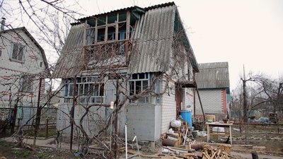 Міна впала на подвір’я: подружжя чернігівців, які потрапили під артобстріл, лікуються у Києві Міна впала на подвір’я: подружжя чернігівців, які потрапили під артобстріл, лікуються у Києві