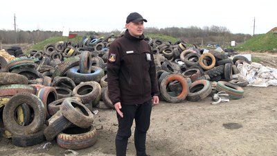 Хто звозить та скидає автомобільні шини на вулиці Гущанській у Луцьку Хто звозить та скидає автомобільні шини на вулиці Гущанській у Луцьку