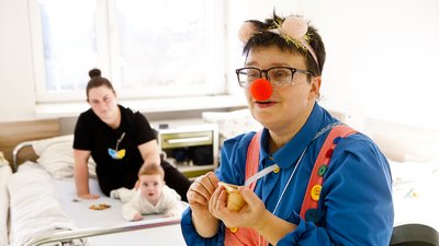 Війна, психологи та лікарняні клоуни: в Ужгороді вивчали способи відновлення дітей від психологічних травм