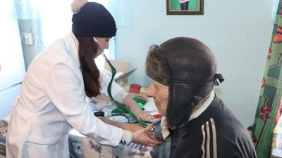 На Чернігівщині рятувальники снігоболотоходом доставили мешканцям сіл продукти першої необхідності На Чернігівщині рятувальники снігоболотоходом доставили мешканцям сіл продукти першої необхідності