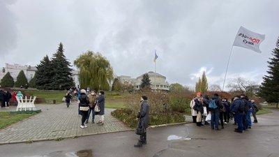 У Сумах підприємці влаштували акцію протесту проти карантинних обмежень У Сумах підприємці влаштували акцію протесту проти карантинних обмежень
