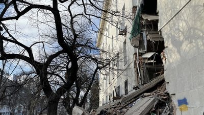 Російські окупанти знову обстріляли будівлю ОВА в Херсоні