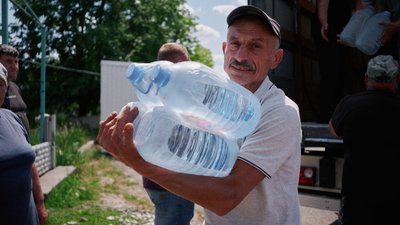 Питна вода, продукти та будівельні матеріали: з Черкащини на Херсонщину доправили гумвантаж Питна вода, продукти та будівельні матеріали: з Черкащини на Херсонщину доправили гумвантаж