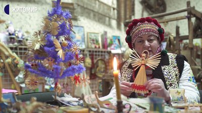 Житомирська майстриня Анна Івченко вчить дітей робити новорічні іграшки з соломи