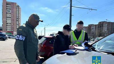 Вручення підозри про організацію незаконного перетину кордону для псевдоволонтерів Вручення підозри про організацію незаконного перетину кордону для псевдоволонтерів