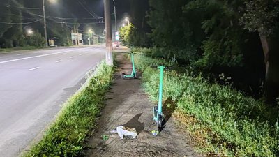 На самокатах впали на дорогу двоє підлітків у Чернігові: їх госпіталізували