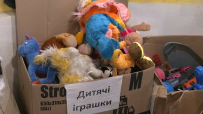 Безоплатні одяг, дитяче харчування та підгузки: для переселенців та жителів у Черкасах працює доброчинна барахолка