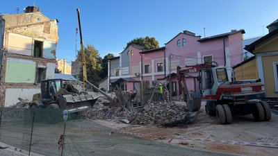 Демонтаж аварійного будинку на вулиці Руській, 6 у Чернівцях Демонтаж аварійного будинку на вулиці Руській, 6 у Чернівцях