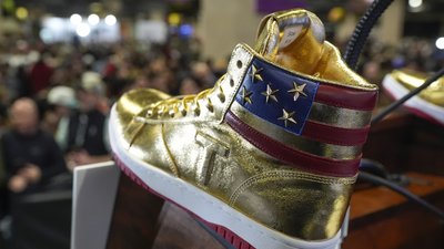 Трамп запустив лінію кросівок наступного після накладеного на нього штрафу на суму $355 млн Трамп запустив лінію кросівок наступного після накладеного на нього штрафу на суму $355 млн