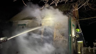 обстріли, Дніпропетровщина, рятувальники гасять пожежу в будинку