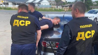 Інспектора Закарпатської митниці затримали на хабарі — ДБР