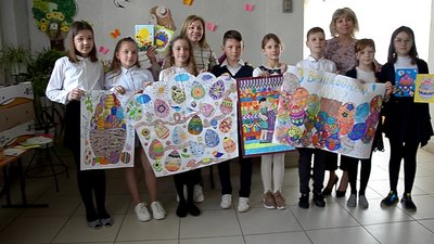Листівки до Дня матері військовим-матерям передали на схід тернопільські школярі