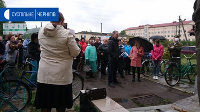 У Семенівці біля відділу поліції протестують місцеві через справу про згвалтування У Семенівці біля відділу поліції протестують місцеві через справу про згвалтування