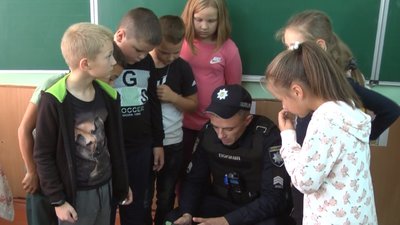 Поліцейські чергують у школах