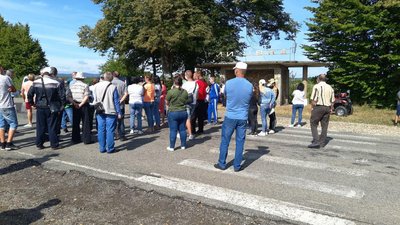 На Прикарпатті обурені бездоріжжям селяни знову блокують дорогу (оновлено) На Прикарпатті обурені бездоріжжям селяни знову блокують дорогу (оновлено)