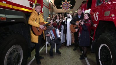 Учні академічного ліцею на Рівненщині колядують, щоб допомогти ЗСУ Учні академічного ліцею на Рівненщині колядують, щоб допомогти ЗСУ
