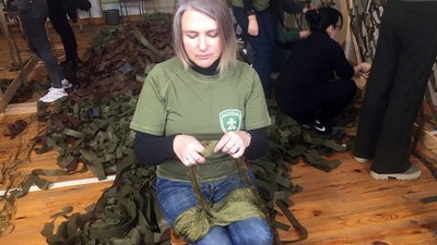 Осередок "Патріотки" на Волині сплели 21 тисячу метрів квадратних маскувальних сіток Осередок "Патріотки" на Волині сплели 21 тисячу метрів квадратних маскувальних сіток