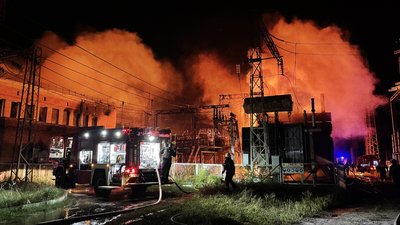 Рятувальники гасять пожежу на електропідстанції “Залютинська”, яка спалахнула увечері 11 вересня внаслідок ракетного обстрілу з території Росії. Двоє людей загинули Рятувальники гасять пожежу на електропідстанції “Залютинська”, яка спалахнула увечері 11 вересня внаслідок ракетного обстрілу з території Росії. Двоє людей загинули