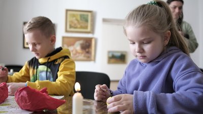 Фарби, віск, писачок та свічка: у Вінниці провели майстер-клас із писанкарства Фарби, віск, писачок та свічка: у Вінниці провели майстер-клас із писанкарства