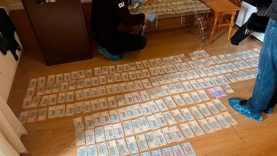 Вимагав майже мільйон гривень: директора одного з підприємств Рівненщини викрили на хабарі Вимагав майже мільйон гривень: директора одного з підприємств Рівненщини викрили на хабарі