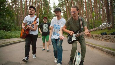 Волонтерська допомога фронту, біженці та почуття: черкаський музичний гурт випустив дебютний кліп Волонтерська допомога фронту, біженці та почуття: черкаський музичний гурт випустив дебютний кліп