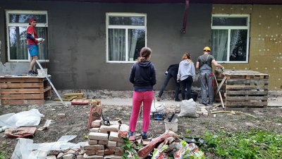 На Львівщині волонтери ремонтують будинок для літніх людей