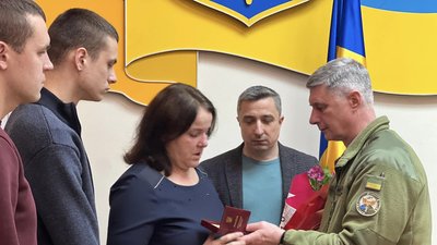 Ордени посмертно: у Житомирі родинам загиблих воїнів передали державні нагороди Ордени посмертно: у Житомирі родинам загиблих воїнів передали державні нагороди