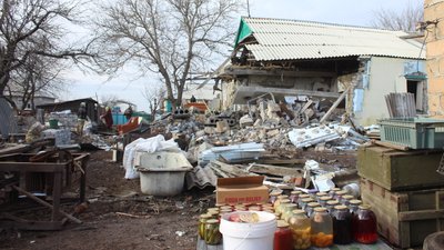 Садиба у селі Невельське після обстрілів Садиба у селі Невельське після обстрілів