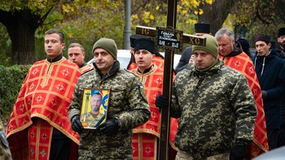 В Ужгороді попрощалися з двома захисниками — Олегом Губалем та Олегом Гричушенком В Ужгороді попрощалися з двома захисниками — Олегом Губалем та Олегом Гричушенком
