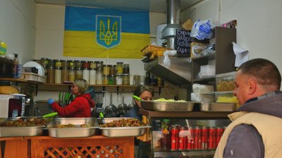 Збирають екіпірування та готують їжу. В Одесі працює об'єднання "Волонтери Старокінного ринку" Збирають екіпірування та готують їжу. В Одесі працює об'єднання "Волонтери Старокінного ринку"