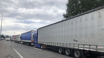 Майже 200 фур: до КПП "Тиса" на Закарпатті — 9-кілометрова черга