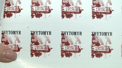Житомирянка Дарія Твардовська розмальовує шоколадним петриківським розписом писанки з шоколаду Житомирянка Дарія Твардовська розмальовує шоколадним петриківським розписом писанки з шоколаду