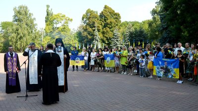 Поклали квіти й відслужили панахиду. У Кропивницькому на Алеї Слави вшанували пам'ять загиблих воїнів