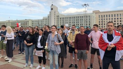 У Білорусі під час мітингу охорона будівлі уряду опустила щити У Білорусі під час мітингу охорона будівлі уряду опустила щити