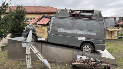Зруйнований росіянами автомобіль швидкої допомоги