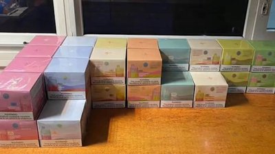 Житель Буковини намагався незаконно ввезти в Україну 330 вейпів